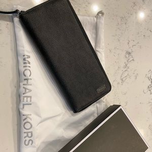 Men’s Michael Kors zipper wallet